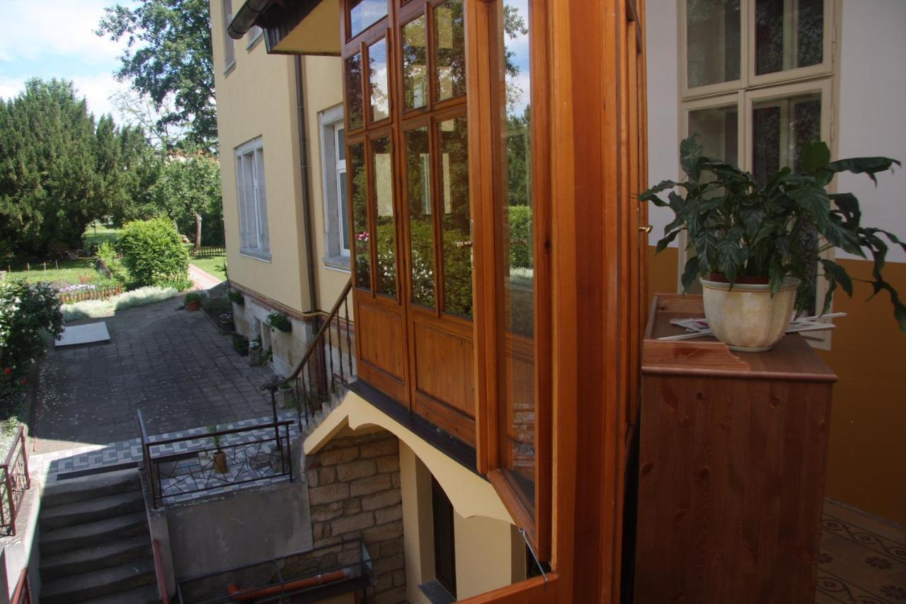 Husova 1.patro Apartment